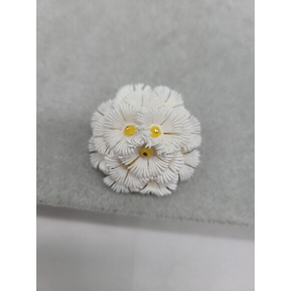 Vintage Daisy Cluster Brooch White Yellow Plastic Bead Domed Flower Hong Kong 2" - Picture 7 of 9